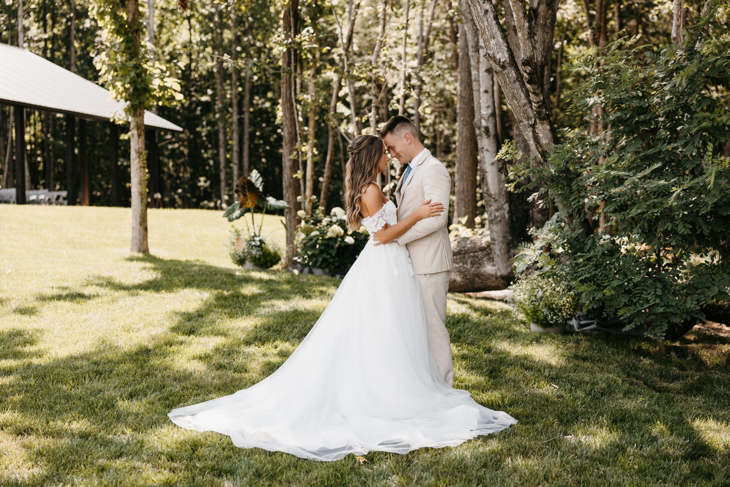 Bride and groom at Hope Hills Wedding Venue in Cleveland Tennessee